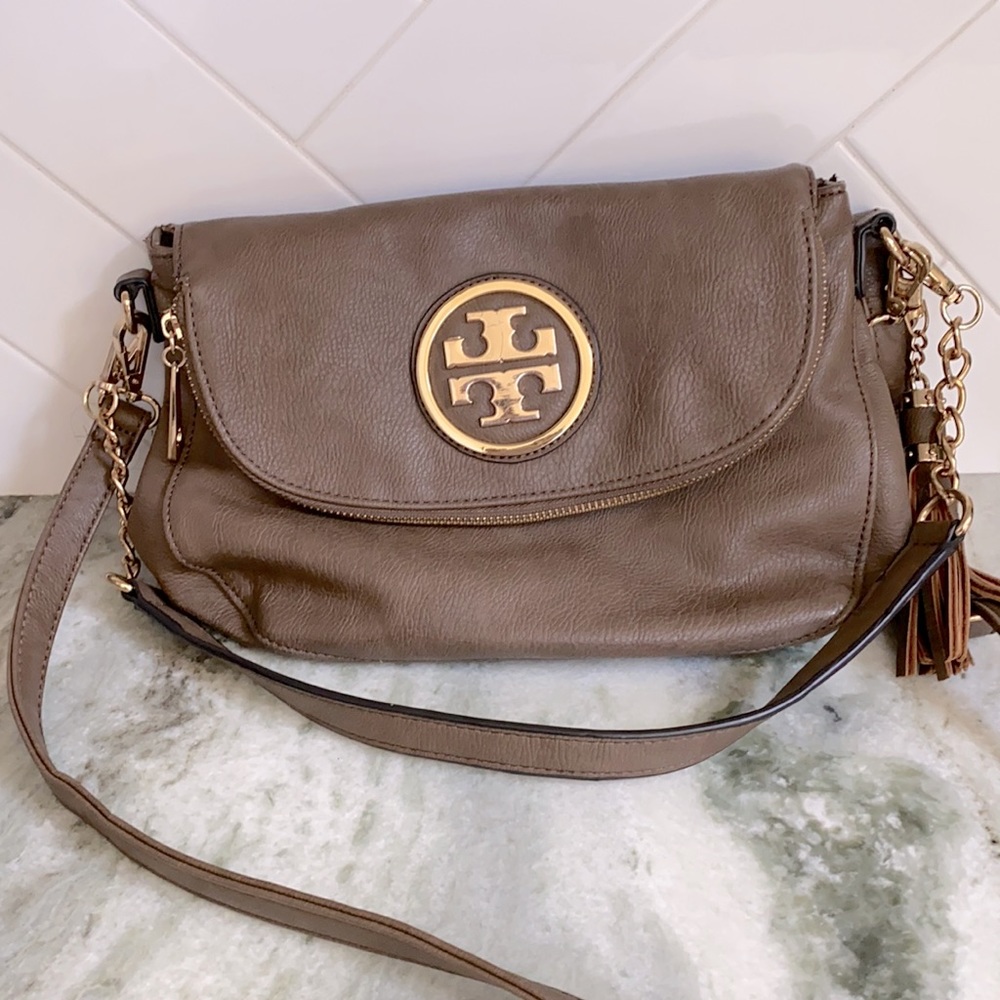 Tory Burch Crossbody Purse not authentic